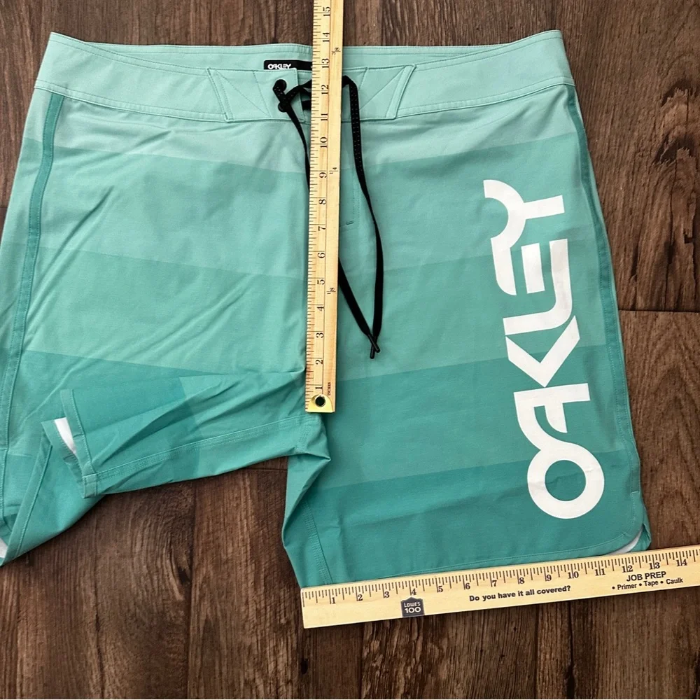 Oakley Retro Swim Boardshorts Men’s Size 36 Mint Green